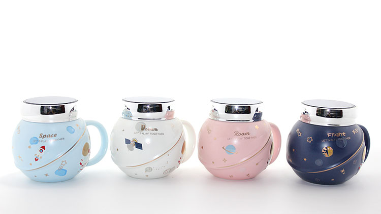 Porcelain%20Mug%20with%20Astronaut%20Design%20and%20Mirror%20Lid%20Alk1282