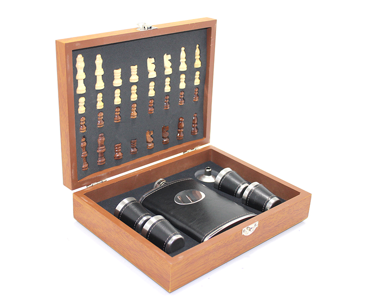 Wooden%20Boxed%20Chess%20Water%20Bottle%20Set%20ALK35