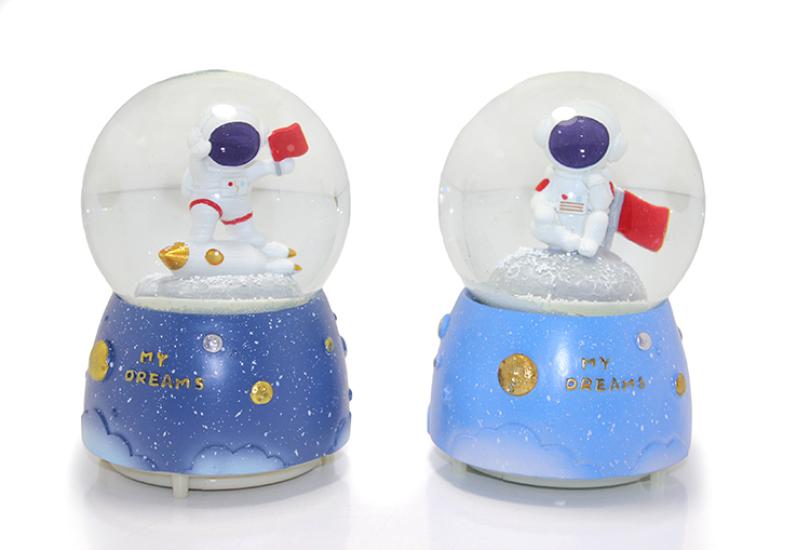 Light Music Spray Snow Globe 16 cm ALK267